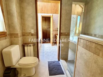 Casa en venta en el encantador Callejón de GINGIN, San Martín de los Andes, Patagonia Argentina.