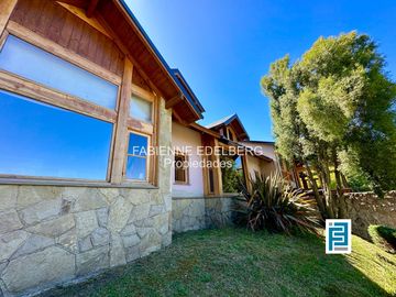 Casa en venta en el encantador Callejón de GINGIN, San Martín de los Andes, Patagonia Argentina.