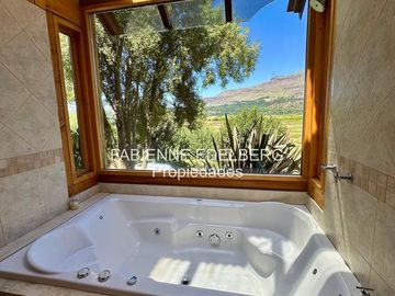 Casa en venta en el encantador Callejón de GINGIN, San Martín de los Andes, Patagonia Argentina.