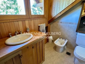 Casa en venta en el encantador Callejón de GINGIN, San Martín de los Andes, Patagonia Argentina.