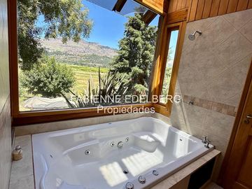 Casa en venta en el encantador Callejón de GINGIN, San Martín de los Andes, Patagonia Argentina.