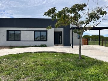 VENTA-Casa-5 Ambientes- 4 dormitorios-Pileta-A estrenar-San Sebastian-Area 9-Escobar-APTA CREDITO