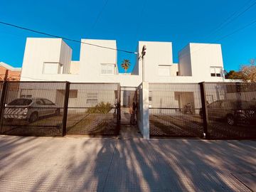 Ph 4 ambientes con fondo en venta en Ituzaingo norte