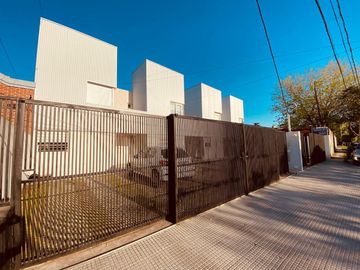 Ph 4 ambientes con fondo en venta en Ituzaingo norte