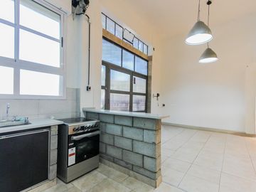 Galpon 74 mts.  Apto comercial. Boedo. Acepta departamento en mar del plata.