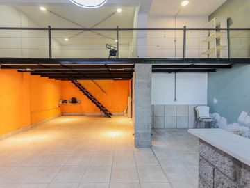 Galpon 74 mts.  Apto comercial. Boedo. Acepta departamento en mar del plata.