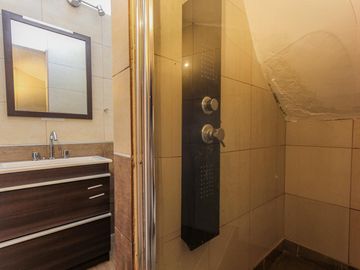 Galpon 74 mts.  Apto comercial. Boedo. Acepta departamento en mar del plata.