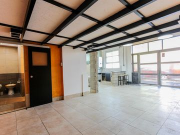 Galpon 74 mts.  Apto comercial. Boedo. Acepta departamento en mar del plata.
