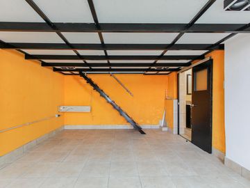Galpon 74 mts.  Apto comercial. Boedo. Acepta departamento en mar del plata.