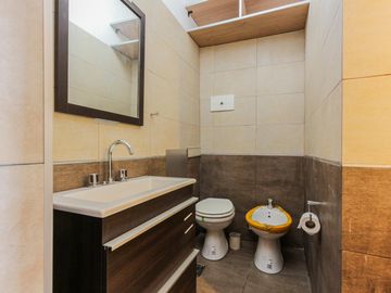 Galpon 74 mts.  Apto comercial. Boedo. Acepta departamento en mar del plata.