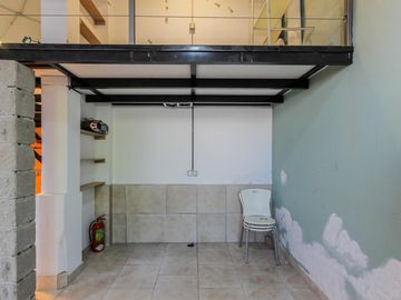 Galpon 74 mts.  Apto comercial. Boedo. Acepta departamento en mar del plata.