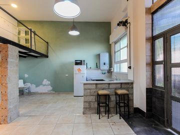 Galpon 74 mts.  Apto comercial. Boedo. Acepta departamento en mar del plata.
