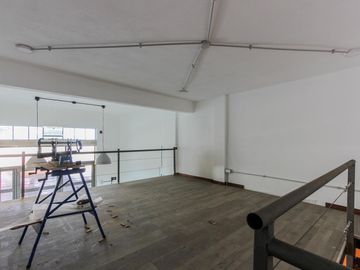 Galpon 74 mts.  Apto comercial. Boedo. Acepta departamento en mar del plata.