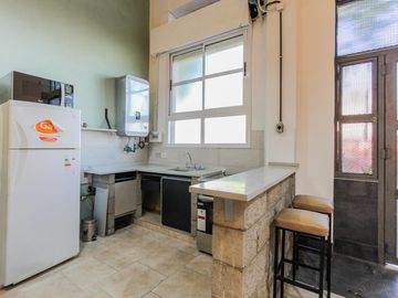 Galpon 74 mts.  Apto comercial. Boedo. Acepta departamento en mar del plata.