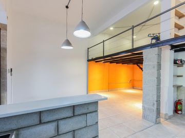Galpon 74 mts.  Apto comercial. Boedo. Acepta departamento en mar del plata.