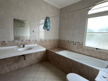 Disewakan rumah town house cordoba pik semi furnish nego