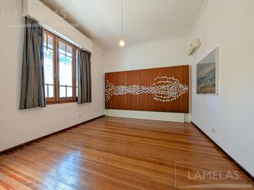 Venta casa 4 dormitorios con jardín y jacuzzi zona macrocentro Rosario