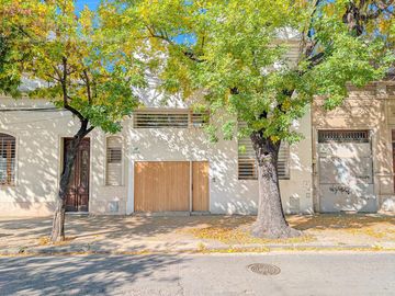 Venta casa 4 dormitorios con jardín y jacuzzi zona macrocentro Rosario