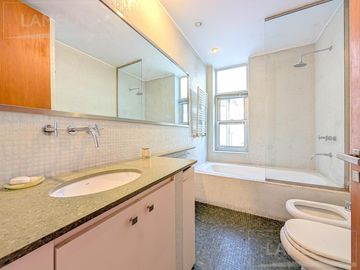 Venta casa 4 dormitorios con jardín y jacuzzi zona macrocentro Rosario