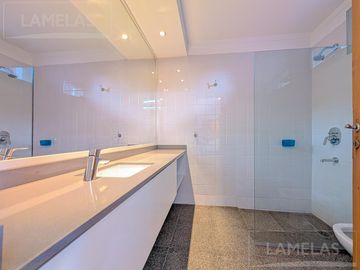 Venta casa 4 dormitorios con jardín y jacuzzi zona macrocentro Rosario