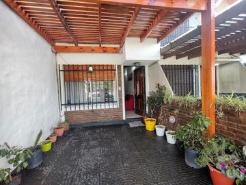 Duplex 4 ambientes, 3 dormitorios, cochera cubierta, CASEROS 3 cdras. estación