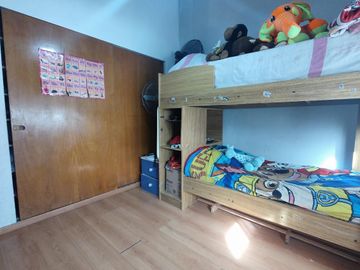 Duplex 4 ambientes, 3 dormitorios, cochera cubierta, CASEROS 3 cdras. estación