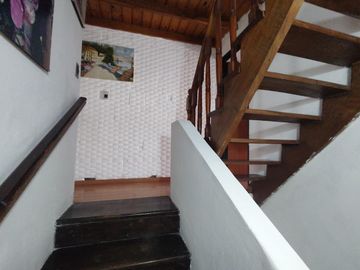 Duplex 4 ambientes, 3 dormitorios, cochera cubierta, CASEROS 3 cdras. estación