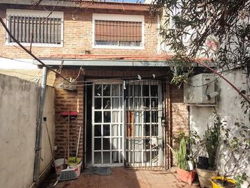 Duplex 4 ambientes, 3 dormitorios, cochera cubierta, CASEROS 3 cdras. estación