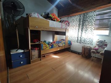 Duplex 4 ambientes, 3 dormitorios, cochera cubierta, CASEROS 3 cdras. estación