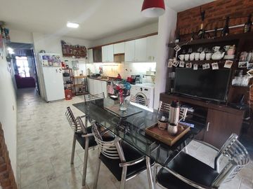 Duplex 4 ambientes, 3 dormitorios, cochera cubierta, CASEROS 3 cdras. estación