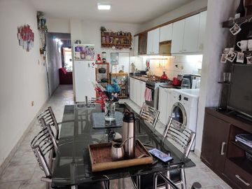 Duplex 4 ambientes, 3 dormitorios, cochera cubierta, CASEROS 3 cdras. estación