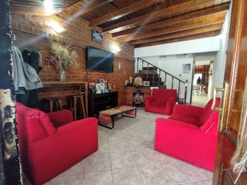 Duplex 4 ambientes, 3 dormitorios, cochera cubierta, CASEROS 3 cdras. estación