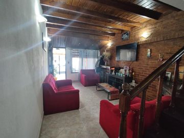 Duplex 4 ambientes, 3 dormitorios, cochera cubierta, CASEROS 3 cdras. estación