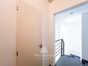 Depto 2 amb al frente con Balcón   Cochera muy amplia y baulera Zona Aldrey