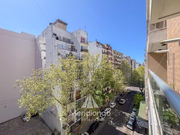 Depto 2 amb al frente con Balcón   Cochera muy amplia y baulera Zona Aldrey