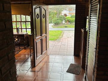 Casa sobre Golf de muy buena calidad en excelente ubicación 2 Lotes