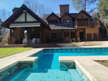 Casa sobre Golf de muy buena calidad en excelente ubicación 2 Lotes