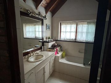 Casa sobre Golf de muy buena calidad en excelente ubicación 2 Lotes