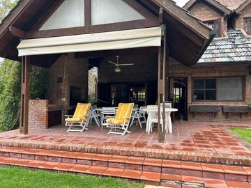 Casa sobre Golf de muy buena calidad en excelente ubicación 2 Lotes
