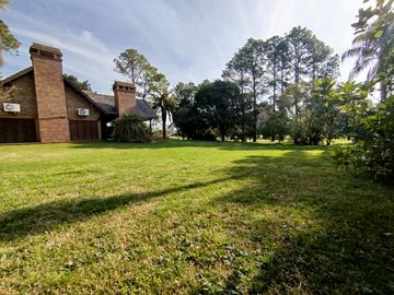 Casa sobre Golf de muy buena calidad en excelente ubicación 2 Lotes