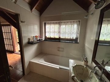 Casa sobre Golf de muy buena calidad en excelente ubicación 2 Lotes
