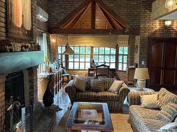 Casa sobre Golf de muy buena calidad en excelente ubicación 2 Lotes
