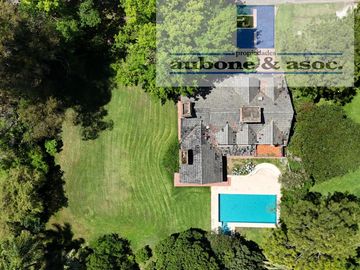 Casa sobre Golf de muy buena calidad en excelente ubicación 2 Lotes