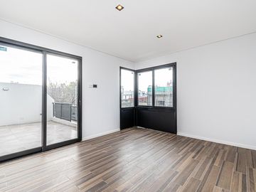 Venta departamento 3 ambientes en dúplex con terraza y parrilla en Parque Avellaneda (1º5)