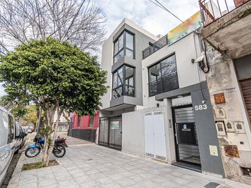 Venta departamento 3 ambientes en dúplex con terraza y parrilla en Parque Avellaneda (1º5)