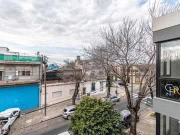 Venta departamento 3 ambientes en dúplex con terraza y parrilla en Parque Avellaneda (1º5)
