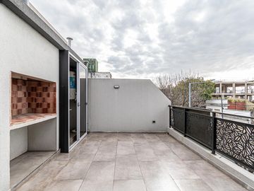 Venta departamento 3 ambientes en dúplex con terraza y parrilla en Parque Avellaneda (1º5)