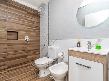 Venta departamento 3 ambientes en dúplex con terraza y parrilla en Parque Avellaneda (1º5)