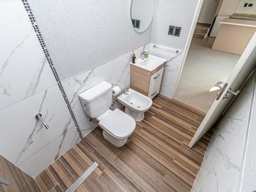 Venta departamento 3 ambientes en dúplex con terraza y parrilla en Parque Avellaneda (1º5)