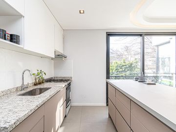 Venta departamento 3 ambientes en dúplex con terraza y parrilla en Parque Avellaneda (1º5)